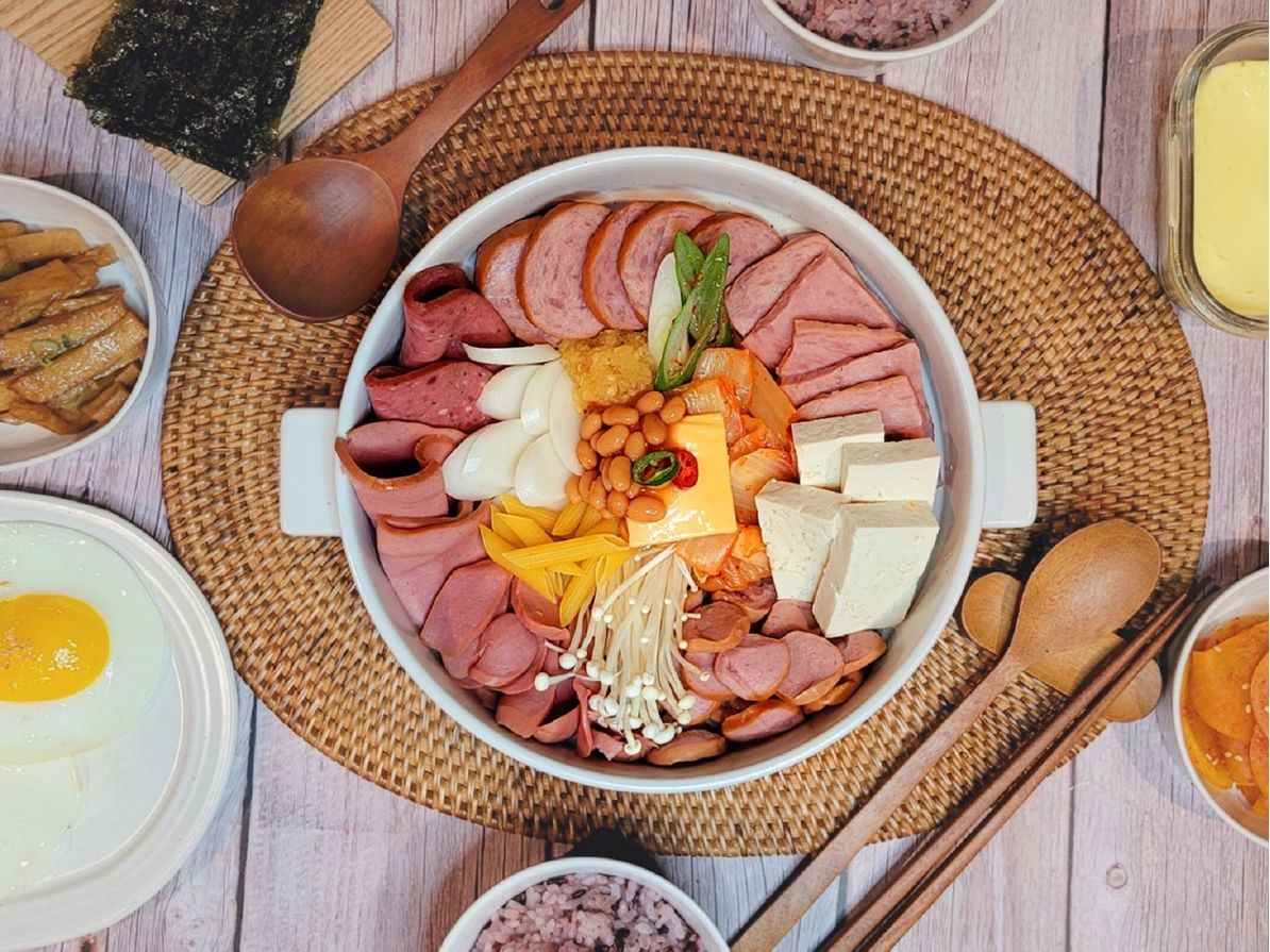 햄가득 담은 부대찌개